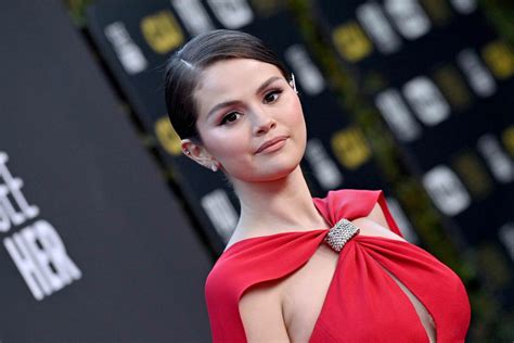 selena gomez tities|Selena Gomez Wore Nothing But a Plunging Red Bra in a Set of。